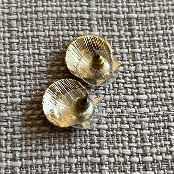Francesca’s Collections Gold Seashell Stud Earrings - Picture 4 of 4